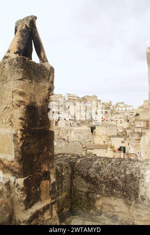 Matera, Italien. Blick auf die alte Sassi di Matera. Ein alter Hausschornstein im Vordergrund. Stockfoto