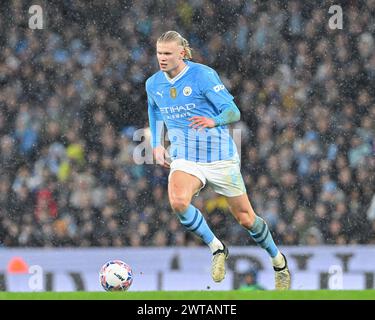 Erling Haaland von Manchester City bricht beim Viertelfinalspiel Manchester City gegen Newcastle United im Etihad Stadium, Manchester, Großbritannien, 16. März 2024 (Foto: Cody Froggatt/News Images) mit dem Ball aus. Stockfoto