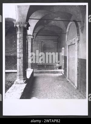 Umbria Perugia Spoleto S. Ansano. Hutzel, Max 1960-1990 Außenansicht: Neoklassizistische Fassade (17. Jahrhundert) mit griechischen korinthischen Kapitellen; Hochreliefskulptur der Madonna und des Kindes mit Heiligen über dem Portal; Kreuzgang (15. Jahrhundert). Blick auf das neoklassizistische Interieur: Tonnengewölbedecke, römische Kompositkapitelle des Hauptaltars, Altargemälde. Blick auf die Krypta S. Isacco (8. Jahrhundert): Römische Säulen und frühromanische Kapitelle; Fresken (11.-12. Jahrhundert) aus dem Leben Christi, Märtyrer, Mönche und Heiligen, einschließlich S. Isacco und St. Martial. Antiquitäten: Links von S. Stockfoto