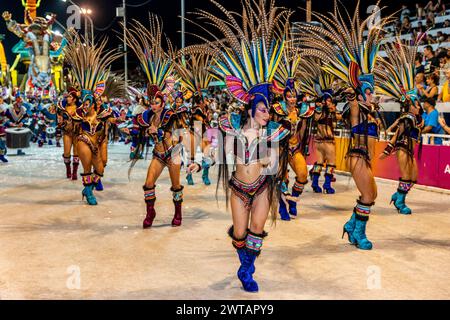 Eine Gruppe wunderschöner junger argentinischer Frauen tanzt im Corsodromo während des jährlichen Karnevals del Pais, Gualeguaychu, Provinz Entre Rios, Argentinien Stockfoto