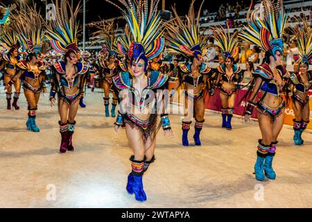 Eine Gruppe wunderschöner junger argentinischer Frauen tanzt im Corsodromo während des jährlichen Karnevals del Pais, Gualeguaychu, Provinz Entre Rios, Argentinien Stockfoto