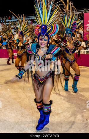 Eine Gruppe wunderschöner junger argentinischer Frauen tanzt im Corsodromo während des jährlichen Karnevals del Pais, Gualeguaychu, Provinz Entre Rios, Argentinien Stockfoto