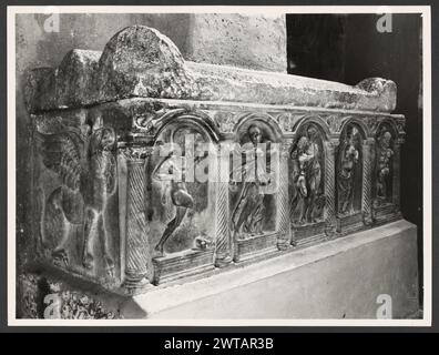 Umbria Terni Ferentillo Abbazia di S. Pietro in Valle6. Hutzel, Max 1960-1990 die Abtei wurde an dem Ort gegründet, an dem die beiden Eremiten Lazzaro und Giovanni im 6. Jahrhundert lebten. Sie wurde vom Herzog von Spoleto Faroaldo II. Gegründet Das Kirchenschiff ist insofern einzigartig, als es nach Osten ausgerichtet ist. Die Kirche wurde im 10. Und 11. Jahrhundert rekonstruiert und 1931 vollständig restauriert. Zu den Fotos gehören Außenansicht, Blick auf den Innenhof, Fresken, Sarkophage und Reliefskulpturen. Ikonographie enthält Madonna und Kind mit St. Peter und Paul, Christus in einer Mandorla, S. Stockfoto