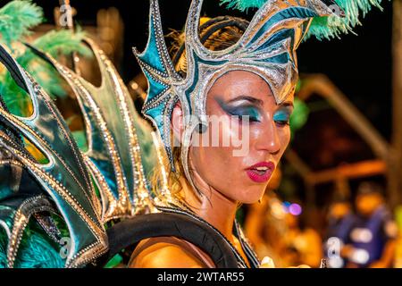 Eine wunderschöne junge argentinische Frau tanzt im Corsodromo während des jährlichen Karnevals del Pais, Gualeguaychu, Provinz Entre Rios, Argentinien. Stockfoto