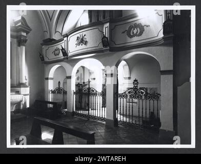 Abruzzen Teramo Tossicia S. Maria Assunta2. Hutzel, Max 1960-1990 Außenansichten von Kirche und Fassade mit ihren geschnitzten Menschenköpfen, allerdings meist eher rustikal. Fotos des Innenraums der Spätrenaissance (1570) mit seinen geschwungenen Zierleisten und Ornamenten in der Zeit zwischen Renaissance und Barock. Sie ist nicht so kunstvoll wie spätere barocke Innenräume. Es gibt Details eines Gemäldes der Himmelfahrt, der Kanzel und des reich verzierten Holzaltars, der mit Gold verziert ist. Es gibt auch ein paar Fotos von Restaurierungen, die stattfinden. Der in Deutschland geborene Fotograf und Gelehrte Max Hutzel (1911–1988) fotografierte in Stockfoto