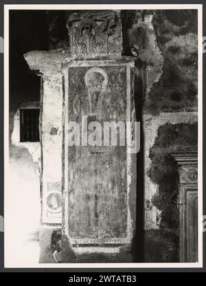 Umbria Terni Ferentillo Abbazia di S. Pietro in Valle. Hutzel, Max 1960-1990 die Abtei wurde an dem Ort gegründet, an dem die beiden Eremiten Lazzaro und Giovanni im 6. Jahrhundert lebten. Sie wurde vom Herzog von Spoleto Faroaldo II. Gegründet Das Kirchenschiff ist insofern einzigartig, als es nach Osten ausgerichtet ist. Die Kirche wurde im 10. Und 11. Jahrhundert rekonstruiert und 1931 vollständig restauriert. Zu den Fotos gehören Außenansicht, Blick auf den Innenhof, Fresken, Sarkophage und Reliefskulpturen. Ikonographie enthält Madonna und Kind mit St. Peter und Paul, Christus in einer Mandorla, S. Stockfoto