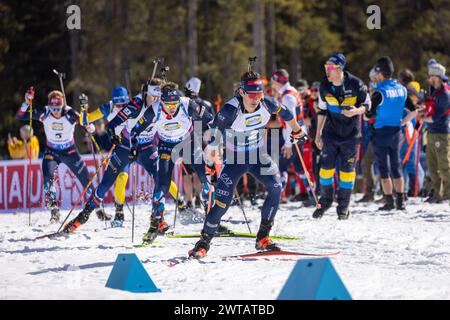 Canmore, Alberta, Kanada. März 2024. Tommaso Giacomel, Italien, führt beim BMW IBU World Cup Biathlon 2024 Canmore Männer's 12,5 km Verfolgungsrennen an. Quelle: Jozef Karoly/Alamy Live News. Stockfoto