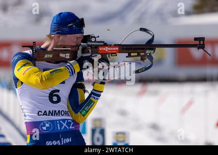 Canmore, Alberta, Kanada. März 2024. Sebastian Samuelsson aus Schweden im Einsatz beim BMW IBU World Cup Biathlon 2024 Canmore Männer's 12,5 km Verfolgungsjagd. Quelle: Jozef Karoly/Alamy Live News. Stockfoto