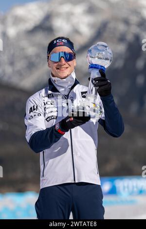 Canmore, Alberta, Kanada. März 2024. Johannes Thingnes Boe aus Norwegen feiert mit der Trophäe Crystal Globe, BMW IBU World Cup Biathlon 2024 Canmore. Quelle: Jozef Karoly/Alamy Live News. Stockfoto