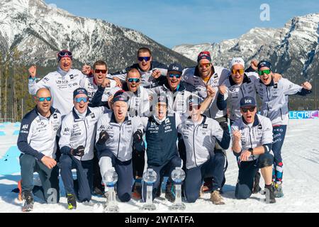 Canmore, Alberta, Kanada. März 2024. Norwegisches Herren-Biathlon-Team feiert mit den Trophäen Crystal Globe den BMW IBU World Cup Biathlon 2024 Canmore. Stockfoto