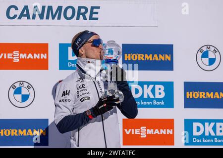 Canmore, Alberta, Kanada. März 2024. Johannes Thingnes Boe aus Norwegen feiert mit der Trophäe Crystal Globe, BMW IBU World Cup Biathlon 2024 Canmore. Quelle: Jozef Karoly/Alamy Live News. Stockfoto