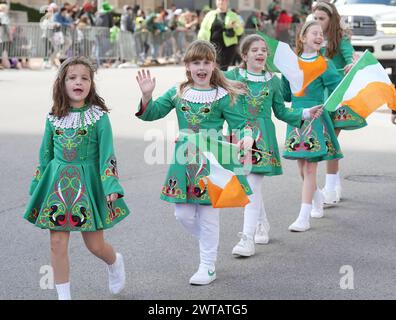 St. Louis, Usa. März 2024. Irische Tänzer spazieren in der St. Louis St. Patricks Day Downtown Parade in St. Louis am Samstag, 16. März 2024. Foto: Bill Greenblatt/UPI Credit: UPI/Alamy Live News Stockfoto