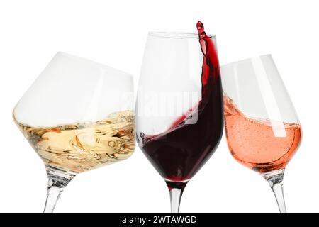 Verschiedene Weinsorten, die in Gläsern auf weißem Hintergrund spritzen Stockfoto