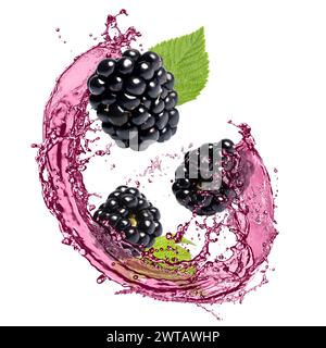 Frische Brombeeren und Saft in der Luft auf weißem Hintergrund Stockfoto