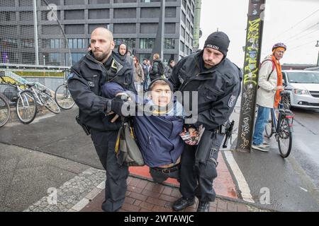 Berlin, Deutschland. März 2024. In einer kühnen Demonstration zivilen Ungehorsams blockierten Mitglieder der Klimaaktivist-Gruppe Last Generation den Verkehr auf der Warschauer Bruecke, einer entscheidenden Arterie im Herzen Berlins, und forderten sofortige Maßnahmen gegen den Klimawandel. Beamte griffen darauf zurück, Demonstranten an ihren Händen zu zerren und in einigen Fällen Einzelpersonen an ihren Haaren zu ziehen, was Bedenken über die Anwendung übermäßiger Gewalt bei der Bewältigung des zivilen Ungehorsams aufwarf. (Kreditbild: © Michael Kuenne/PRESSCOV via ZUMA Press Wire) NUR REDAKTIONELLE VERWENDUNG! Nicht für kommerzielle ZWECKE! Stockfoto