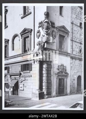 Lazio Viterbo Viterbo Palazzo del Podesta0. Hutzel, Max 1960-1990 Außenansicht des palazzo aus dem 13. Jahrhundert, renoviert, mit schlankem Turm, architektonischer Skulptur und Lünettenfresko des ehemaligen Fensters. Der in Deutschland geborene Fotograf und Gelehrte Max Hutzel (1911–1988) fotografierte in Italien von den frühen 1960er Jahren bis zu seinem Tod. Das Ergebnis dieses Projektes, von Hutzel als Foto Arte Minore bezeichnet, ist eine gründliche Dokumentation der kunsthistorischen Entwicklung in Italien bis zum 18. Jahrhundert, einschließlich der Objekte der Etrusker und Römer sowie frühmittelalterlicher, romanischer, gotischer, Renaissance und barocker monumen Stockfoto