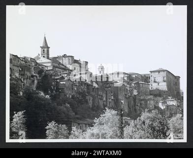 Latium Roma Genazzano Nymphaeum. Hutzel, Max 1960-1990 Außenansicht der Säulen und Arkaden eines Tempels, der in der Renaissance auf den Ruinen eines antiken römischen Nymphaeums erbaut wurde. Objektnotizen: Hutzel Fotokampagne Datum: 3. Mai 1983 Allgemeine Hinweise: Der durch Überschwemmungen und Erdbeben im 17. Jahrhundert beschädigte Ort ist praktisch in Ruinen. Der in Deutschland geborene Fotograf und Gelehrte Max Hutzel (1911–1988) fotografierte in Italien von den frühen 1960er Jahren bis zu seinem Tod. Das Ergebnis dieses Projekts, von Hutzel als Foto Arte Minore bezeichnet, ist eine gründliche Dokumentation der kunsthistorischen Entwicklung in Italien bis zum 18 Stockfoto