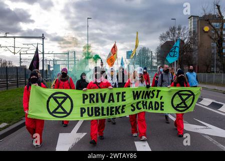 Rotterdam, Süd-Holland, Niederlande. März 2024. Eine Kolonne von Klimaaktivisten marschiert an den Büros von Shell vorbei. Am 16. März 2024, zusammen mit den Protesten in Schottland, Deutschland, Dänemark, Norwegen und Schweden, Extinction Rebellion niederländische Aktivisten protestierten in den Büros und Raffineriefabriken von Shell. Das Ziel dieser internationalen Demonstranten ist es, die Bohrungen in der Nordsee einzustellen. (Kreditbild: © James Petermeier/ZUMA Press Wire) NUR REDAKTIONELLE VERWENDUNG! Nicht für kommerzielle ZWECKE! Stockfoto