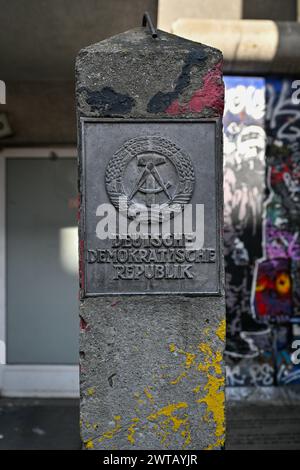 Säule an der ehemaligen innerdeutschen Grenze mit der Aufschrift „Deutsche Demokratische Republik“ Stockfoto