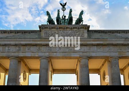Das Brandenburger Tor in Berlin. Die Quadriga auf dem Brandenburger Tor, Berlin, Deutschland. Stockfoto