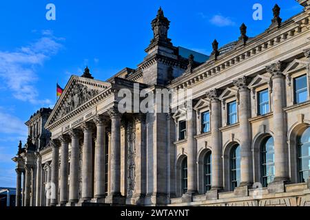 Nahaufnahme des berühmten Reichstagsgebäudes, Sitz des Deutschen Bundestages, in schönem goldenen Abendlicht bei Sonnenuntergang, Berlin M Stockfoto