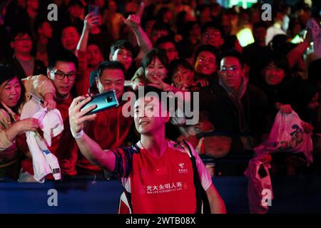 Birmingham, Großbritannien. März 2024. Der Chinesin Zheng Siwei nimmt Selfies mit Fans nach dem Halbfinale der gemischten Doppel bei allen England Open Badminton Championships 2024 in Birmingham, Großbritannien, am 16. März 2024. Quelle: Xinhua/Alamy Live News Stockfoto