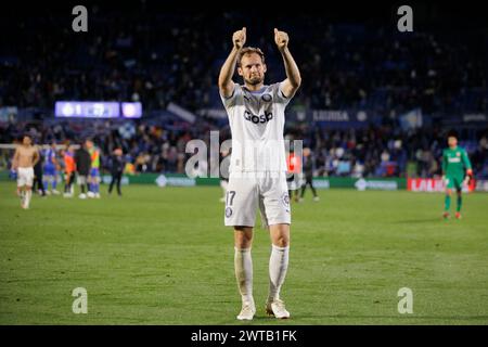 Madrid, Spanien. März 2024. Daley Blind von Girona begrüßt Fans beim Spiel der La Liga 2023/24 zwischen Getafe und Girona im Coliseum Stadium. Endergebnis; Getafe 1:0 Girona (Foto: Guillermo Martinez/SOPA Images/SIPA USA) Credit: SIPA USA/Alamy Live News Stockfoto