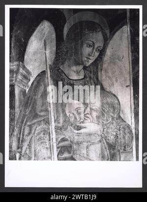 Latium Roma Cave S. Lorenzo0. Hutzel, Max 1960-1990 Mittelalter: Architektur, Malerei, Inschrift auf Steinplatte. St. Lorenzo wurde im 11. Jahrhundert erbaut, mit drei Schiffen, die durch römische Säulen getrennt wurden. In einer Stufe, die zum Altar führt, befindet sich die Steinplatte mit der Inschrift, die die Weihung der Kirche durch Clemens III. (1093) erzählt. Postmittelalterliche Malerei. Die Kirche enthält Fresken aus dem 14. Bis 16. Jahrhundert. Antiquities: Kolumnen als Spolia der in Deutschland geborene Fotograf und Gelehrte Max Hutzel (1911–1988) fotografierte in Italien von den frühen 1960er Jahren bis zu seinem Tod Stockfoto