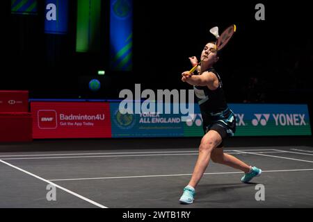 Birmingham, Großbritannien. März 2024. Carolina Marin aus Spanien kehrt den Shuttlecock im Halbfinale der Frauen gegen Tai Tzu-Ying aus Chinese Taipei bei allen England Open Badminton Championships 2024 in Birmingham, Großbritannien, am 16. März 2024 zurück. Quelle: Xinhua/Alamy Live News Stockfoto