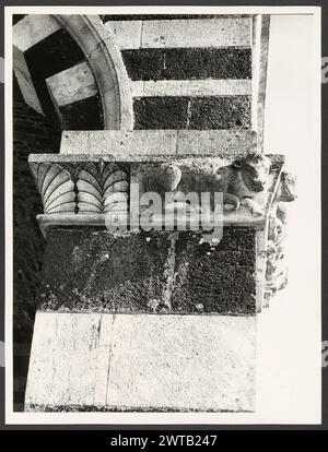 Sardinien Sassari Sassari (Environs) SS. Trinita di Saccargia (Camaldolite)5. Hutzel, Max 1960-1990 Außenansichten einer romanischen Kirche (12. Jahrhundert) umfassen: Eine gestreifte Fassade (dunkler Basalt und weißer Kalkstein), einen Turm mit pisanischem und lucchesischem Einfluss und verzierte/groteske Kapitelle. Antiquitäten: Zwei Säulen und Kapitelle des Portikus. Objektnotizen: Hutzel Fotokampagne Datum: 16. April 1983 der in Deutschland geborene Fotograf und Gelehrte Max Hutzel (1911–1988) fotografierte in Italien von den frühen 1960er Jahren bis zu seinem Tod. Das Ergebnis dieses Projekts, von Hutzel als Foto Arte Minore bezeichnet, ist Thoro Stockfoto