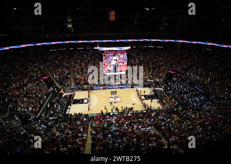 Kansas City, Missouri, USA. März 2024. Die Nationalhymne wird im T-Mobile Center gespielt.2024 Phillips 66 Big 12 Männer Basketball Championship Spiel. (Kreditbild: © James Leyva/ZUMA Press Wire) NUR REDAKTIONELLE VERWENDUNG! Nicht für kommerzielle ZWECKE! Stockfoto