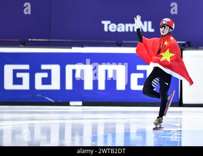 Rotterdam, Niederlande. März 2024. LIN Xiaojun aus China feiert nach dem Gewinn des 500-m-Finales A Der Männer bei den ISU-Kurzstrecken-Speed-Skating-Weltmeisterschaften 2024 in Rotterdam, Niederlande, am 16. März 2024. Quelle: Lian Yi/Xinhua/Alamy Live News Stockfoto