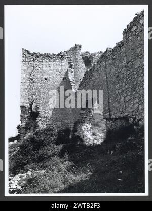 Abruzzen L'Aquila Bominaco Castle0. Hutzel, Max 1960-1990 Blick vom Schloss; Blick auf die Ruinen der Burg. Der in Deutschland geborene Fotograf und Gelehrte Max Hutzel (1911–1988) fotografierte in Italien von den frühen 1960er Jahren bis zu seinem Tod. Das Ergebnis dieses Projektes, von Hutzel als Foto Arte Minore bezeichnet, ist eine gründliche Dokumentation der kunsthistorischen Entwicklung in Italien bis zum 18. Jahrhundert, darunter Objekte der Etrusker und Römer sowie frühmittelalterliche, romanische, gotische, Renaissance- und Barockdenkmäler. Die Bilder werden nach geografischer Region in Italien, dann nach Provinz, Stadt und Standort geordnet Stockfoto