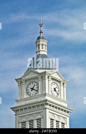 Der Uhrenturm auf dem Nassau County Courthouse wurde 1891 erbaut und ist das älteste Gerichtsgebäude in Dauerbetrieb - Fernandina Beach auf Amelia Island in Florida Stockfoto