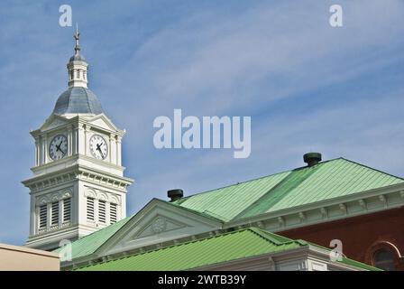 Der Uhrenturm auf dem Nassau County Courthouse wurde 1891 erbaut und ist das älteste Gerichtsgebäude in Dauerbetrieb - Fernandina Beach auf Amelia Island in Florida Stockfoto