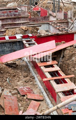 Grundwerke einer Staustelle eines neuen Hauses in vertikaler Komposition Stockfoto