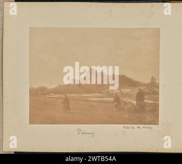 Außerhalb der Wände. Peking. Thomas Child, Fotograf (Britisch, 1841–1898) 1870–1880 Blick auf eine Reihe von Palastgebäuden, die auf einem Hügel gebaut wurden, aus der Ferne. Das größte Gebäude krönt den Hügel, während kleinere pavillonartige Strukturen entlang des Hügels verstreut sind. Im Vordergrund sind zwei Männer zu sehen, von denen einer neben einem überdachten Wagen steht. (Recto, Print) unten links, mit der Negativbeschriftung, schwarz: 'Foto [teilweise zugeschnitten, unterhalb der Signatur]'; (Recto, Mount) unten in der Mitte, in schwarzer Tinte: 'Peking'; unten rechts, in schwarzer Tinte: 'Außerhalb der Wände'; Stockfoto
