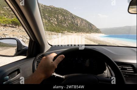 Blick auf den Fahrersitz über die Küstenstraße entlang des Salda-Sees in der Provinz Burdur in der Türkei Stockfoto