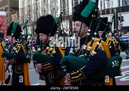 New York City, USA. März 2024. Die Smaragdgesellschaft der NYPD tritt in der St. auf Patrick's Day Parade in Manhattan, New York am 16. März 2024. Die Paraderoute folgte der Fifth Avenue, vorbei an St. Patrick's Cathedral und Trump Tower. (Foto: Katie Smith/SIPA USA) Credit: SIPA USA/Alamy Live News Stockfoto