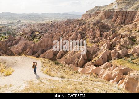 Frau, die in Kappadokien reist, stehend mit Blick auf das Feenkamin Love Valley in der Türkei. Stockfoto