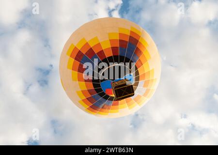 Heißluftballons fliegen am Himmel mit weißen Wolken. Ansicht von unter dem Stücklistensymbol. Stockfoto