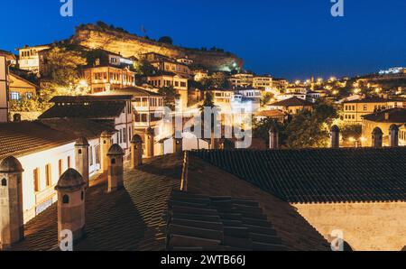 Nächtlicher Panoramablick über die alten Häuser von Safranbolu und die traditionelle osmanische Architektur in der Türkei. Langbelichtungsaufnahme. Stockfoto