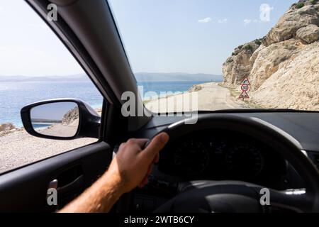 Blick auf den Fahrersitz über die Küstenstraße entlang des Salda-Sees in der Provinz Burdur in der Türkei Stockfoto