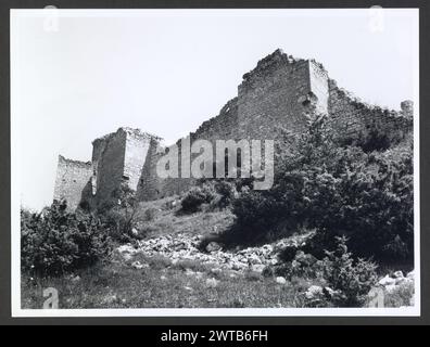 Abruzzen L'Aquila Bominaco Castle9. Hutzel, Max 1960-1990 Blick vom Schloss; Blick auf die Ruinen der Burg. Der in Deutschland geborene Fotograf und Gelehrte Max Hutzel (1911–1988) fotografierte in Italien von den frühen 1960er Jahren bis zu seinem Tod. Das Ergebnis dieses Projektes, von Hutzel als Foto Arte Minore bezeichnet, ist eine gründliche Dokumentation der kunsthistorischen Entwicklung in Italien bis zum 18. Jahrhundert, darunter Objekte der Etrusker und Römer sowie frühmittelalterliche, romanische, gotische, Renaissance- und Barockdenkmäler. Die Bilder werden nach geografischer Region in Italien, dann nach Provinz, Stadt und Standort geordnet Stockfoto