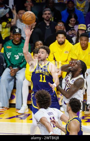 Los Angeles, Kalifornien, USA. März 2024. Klay Thompson #11 der Golden State Warriors schießt gegen die Los Angeles Lakers während eines NBA-Basketballspiels in der Crypto.com Arena am Samstag, den 16. März 2024, in Los Angeles. (Kreditbild: © Ringo Chiu/ZUMA Press Wire) NUR REDAKTIONELLE VERWENDUNG! Nicht für kommerzielle ZWECKE! Stockfoto