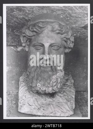 Lazio Viterbo Gallese Palazzo Ducale4. Hutzel, Max 1960-1990 Nachmittelalterliche Architektur, im 16. Jahrhundert in wohnpalazzo umgewandelt; Architekturskulptur; Skulptur der in Deutschland geborene Fotograf und Gelehrte Max Hutzel (1911–1988) fotografierte in Italien von Anfang der 1960er Jahre bis zu seinem Tod. Das Ergebnis dieses Projektes, von Hutzel als Foto Arte Minore bezeichnet, ist eine gründliche Dokumentation der kunsthistorischen Entwicklung in Italien bis zum 18. Jahrhundert, einschließlich der Objekte der Etrusker und Römer, sowie frühmittelalterliche, romanische, gotische, Renaissance- und Barockdenkmäler Stockfoto