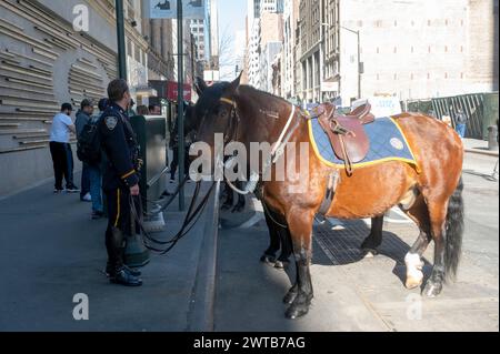 New York, Usa. März 2024. NEW YORK, NEW YORK – 16. MÄRZ: Die Polizeibeamten des New Yorker Polizeiamtes warten auf den Start der St. Patrick's Day Parade entlang der 5th Avenue am 16. März 2024 in New York City. Quelle: Ron Adar/Alamy Live News Stockfoto