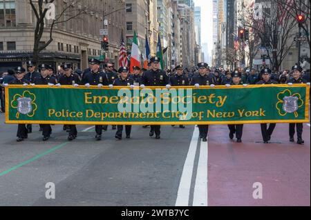 New York, Usa. März 2024. NEW YORK, NEW YORK – 16. MÄRZ: Mitglieder der Smaragdgesellschaft der NYPD marschieren in die St. Patrick's Day Parade entlang der 5th Avenue am 16. März 2024 in New York City. Quelle: Ron Adar/Alamy Live News Stockfoto