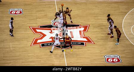 Kansas City, Missouri, USA. März 2024. Der Eröffnungstipp des Spiels Phillips 66 Big 12 Männer Basketball Championship 2024. (Kreditbild: © James Leyva/ZUMA Press Wire) NUR REDAKTIONELLE VERWENDUNG! Nicht für kommerzielle ZWECKE! Stockfoto