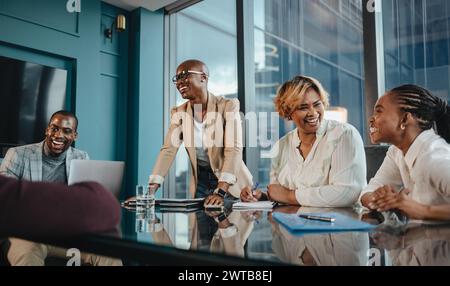 Erfolgreiches Geschäftstreffen in einem Firmenbüro mit einer glücklichen Gruppe professioneller Männer und Frauen. Sie arbeiten zusammen, zeigen Teamarbeit und Führungskraft Stockfoto